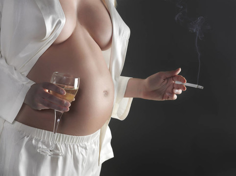 年輕孕婦抱