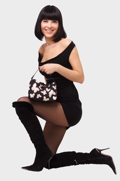 微笑的年輕女人穿著黑色的小禮服