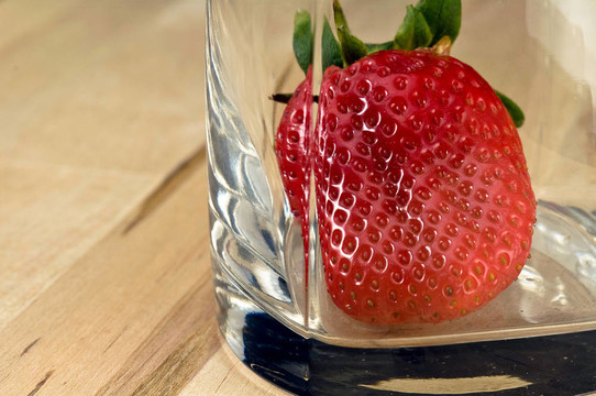玻璃中的Strawberry