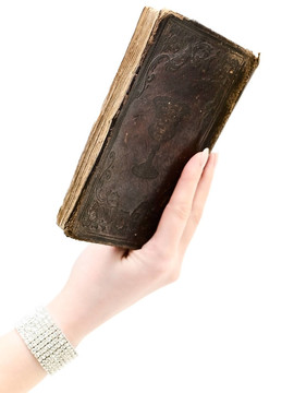 女人手上的書