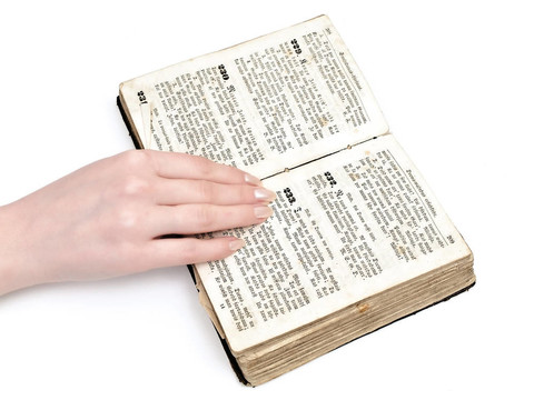 女人手上的舊書
