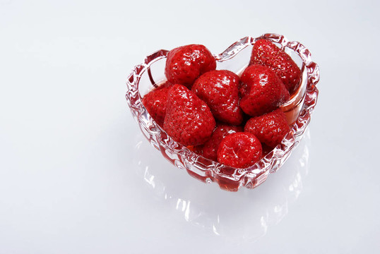 Strawberry在一個(gè)糖漿中的玻璃心