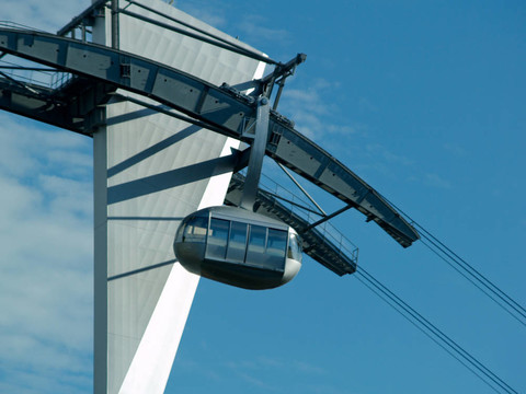 天空纜車吊籃在藍(lán)色的天空