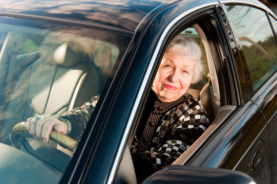 86歲的女人，在她的家里；drivingn她的車