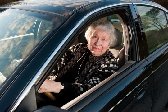 86歲的女人，在她的家里；drivingn她的車