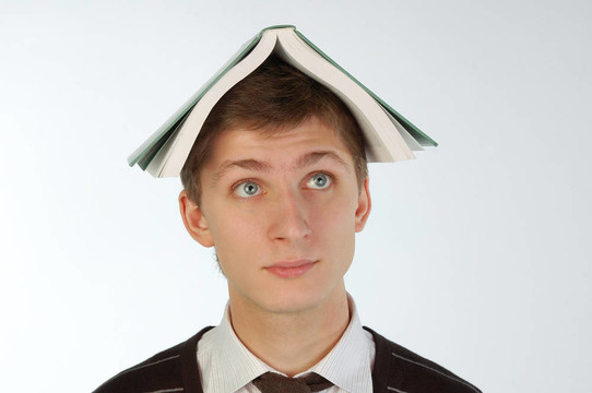 年輕人的頭上有一本書