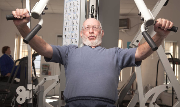 適合在Gym的高級男子