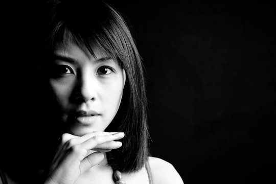 美麗的亞洲婦女在黑色和白色