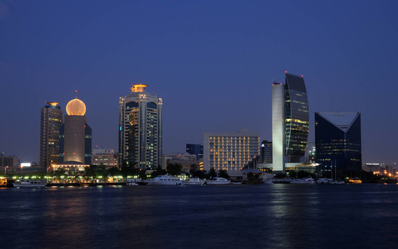 黃昏的迪拜河建筑