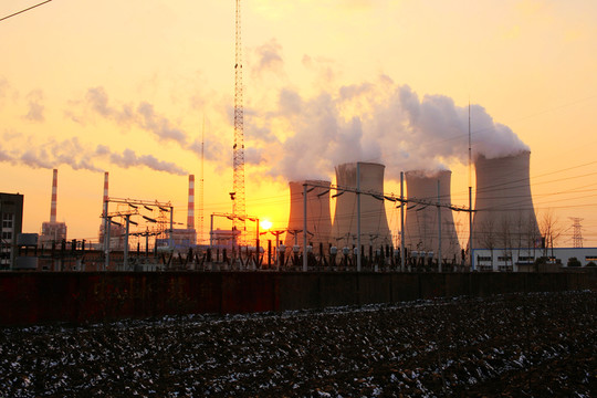 冬天夕陽下的發(fā)電廠