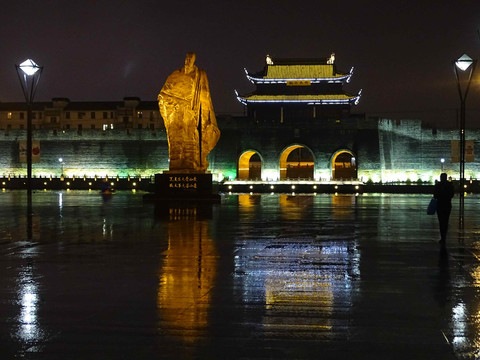 夜色中的雕塑