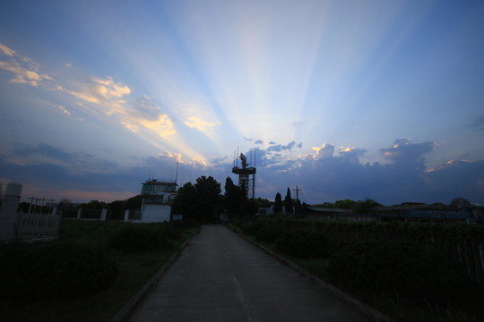 光芒萬(wàn)丈
