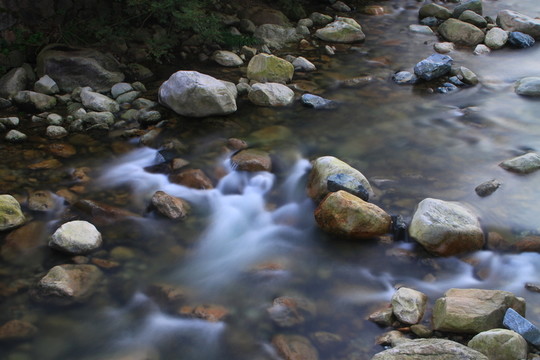 大別山溪水