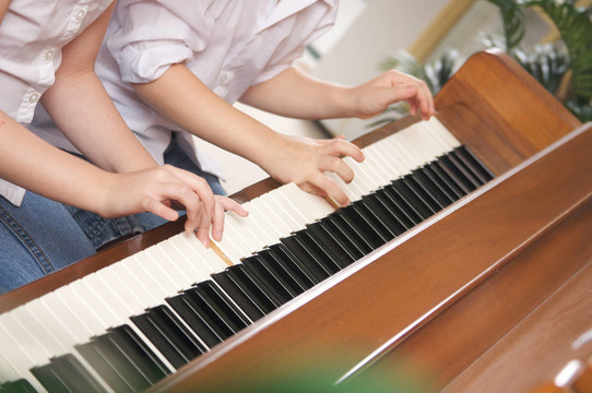 孩子們演奏Piano