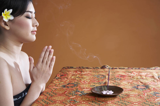 年輕的女人穿著Frang