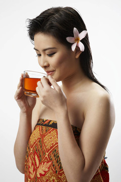 喝熱姜茶