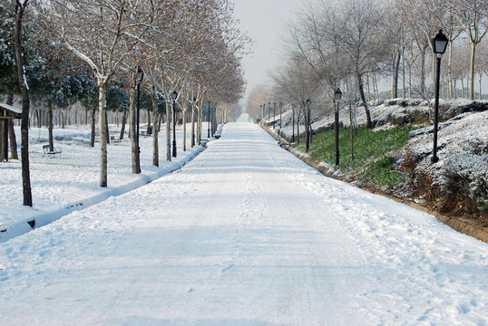 積雪的路上