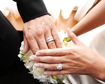 情侶秀結婚戒指。