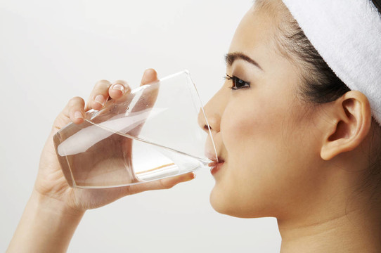 女子的飲用水