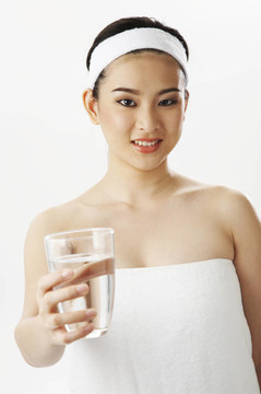 女人展示一杯水