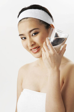 毛巾拿GL的女人