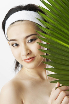 年輕女子穿著毛巾