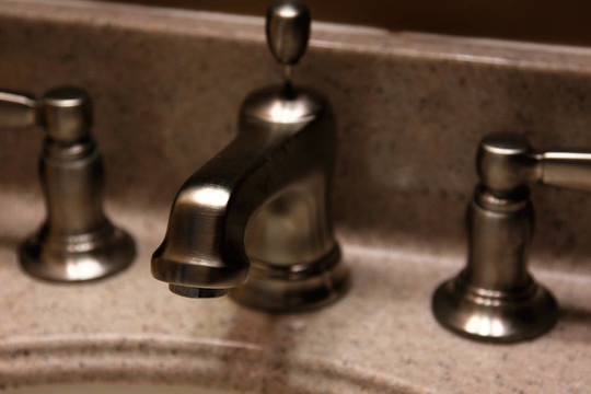 拂過Nickel Faucet