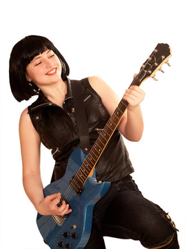 年轻的女人在吉他上玩