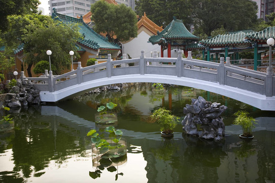 中國(guó)水上花園橋反射黃大仙道觀九龍香港