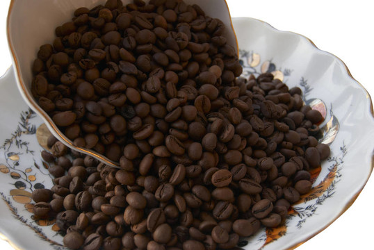 用咖啡粒關(guān)閉大杯子。