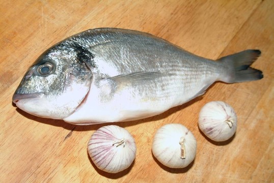 鯛魚從希臘烹飪前的準(zhǔn)備