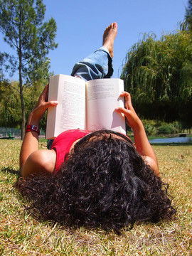 公園里的女人讀書