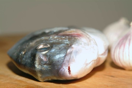 鯛魚從希臘烹飪前的準(zhǔn)備