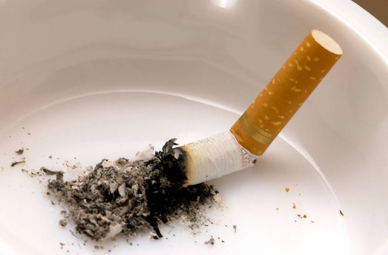 在煙灰缸里的香煙