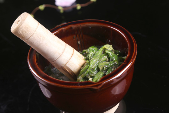擂辣椒皮蛋