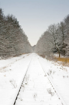 雪和鐵路與淡藍(lán)色的天空