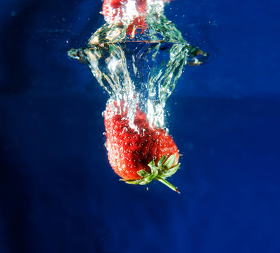 Strawberry在水