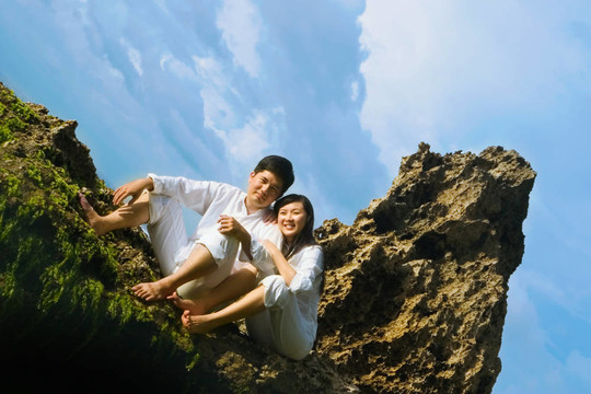 海灘上的年輕夫婦