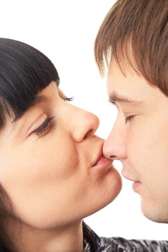 吻。幸福的夫妻。