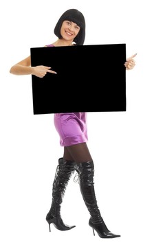 大黑色廣告牌的女人