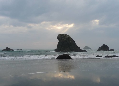 陽(yáng)光照在海岸385a云