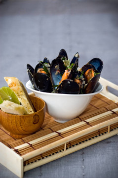 Fresh Mussels在一個簡單的白碗