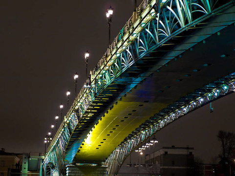 冬季河上的新橋
