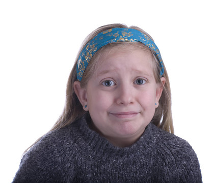 女孩在一件灰色的毛衣尷尬