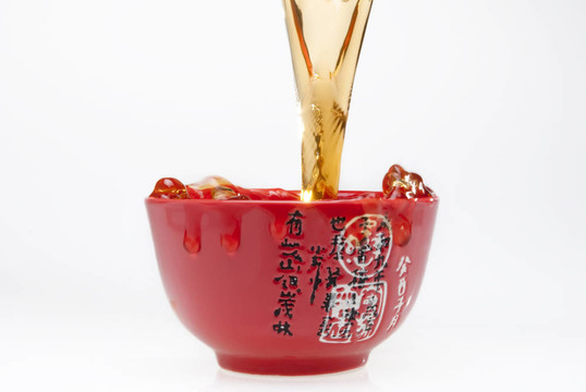 紅色的茶杯倒茶