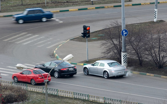 在馬路上的汽車(chē)