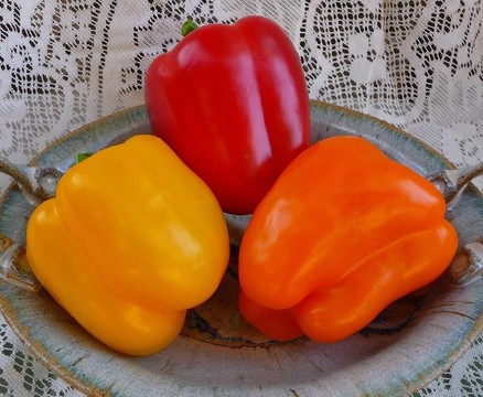 紅色的；橙色的；黃的