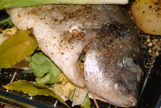 煎鯛魚與香料和蔬菜