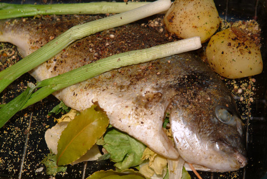 煎鯛魚與香料和蔬菜