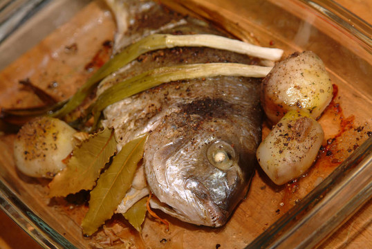 煎鯛魚與香料和蔬菜